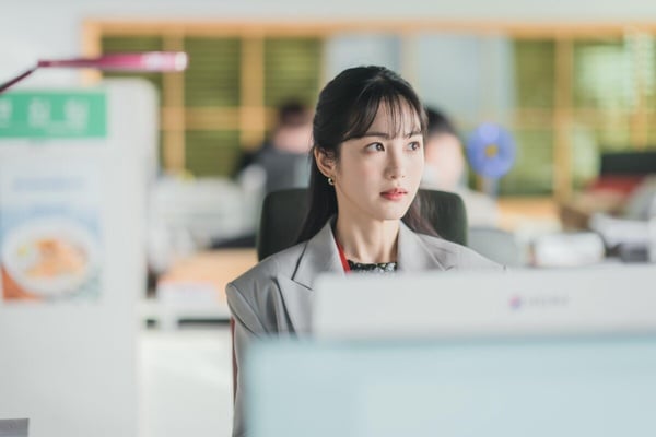 TikTok熱門話題「00後凝視」席捲職場！不是挑釁、目中無人，世代差異與爭議真相全解析