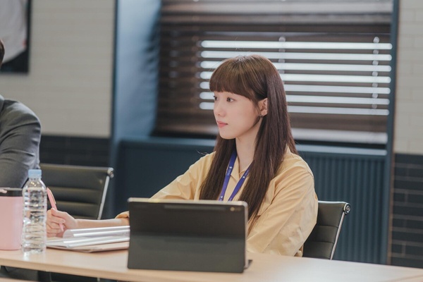 TikTok熱門話題「00後凝視」席捲職場！不是挑釁、目中無人，世代差異與爭議真相全解析