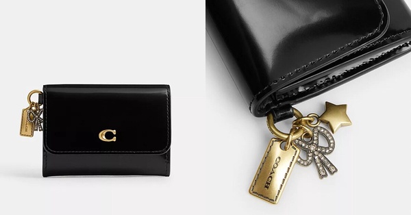 2025 千元名片夾推薦10：COACH ESSENTIAL 掛件裝飾翻蓋卡夾，NT$5,500