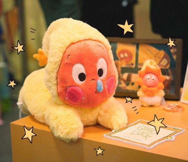 POP MART 潮玩 IP 角色「星星人」特寫，展現其標誌性的圓潤臉頰與療癒表情