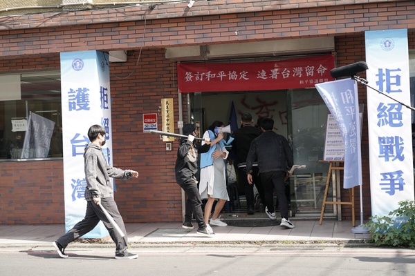 《零日攻擊》七大幕後秘密！連俞涵打飛黑衣人，拍到一半被警察關切，準總統原型是她！