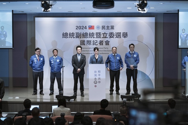《零日攻擊》七大幕後秘密！連俞涵打飛黑衣人，拍到一半被警察關切，準總統原型是她！