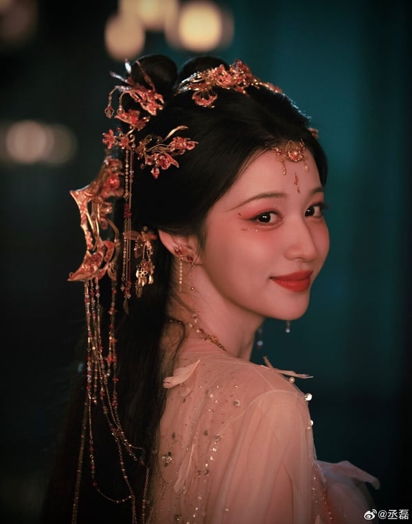 丞磊喜歡嘗試新事物，因此培養了不少興趣，被粉絲們笑稱是「興趣富人」！丞磊的興趣包含畫畫、鋼琴、小提琴、閱讀、攝影、騎馬及跑酷等。而丞磊每次進組拍戲時，都會帶著相機紀錄生活，合作過的女星像是周也、王楚然，丞磊也都幫她們拍了不少照片呢！