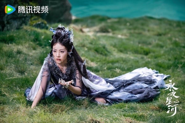 除了陳都靈外，《永夜星河》裡的水妖后也很驚艷，雖然是個戲份不多的配角，但服化超級美，妝造顏值都很好看，不少網友看完《永夜星河》都表示，以後仙妖角色的服化，都必須跟著這個標準！