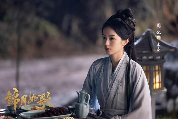 周也在《錦月如歌》飾演女將軍禾晏，古裝扮相又颯又美，搭檔丞磊的CP火花十足，獲得不少觀眾喜愛！而周也下部古裝劇《一甌春》也很值得期待，搭檔的男星是許凱，今年3月剛開機，設定是心機庶女 vs. 腹黑指揮使，人設很帶感呢！