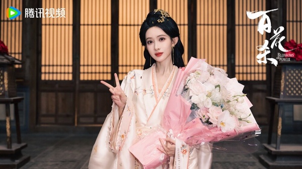 孟子義近年推出的古裝劇，像是《九重紫》及《淮水竹亭》，熱度與口碑都很好，她的古裝扮相美艷動人，也是公認的古裝美女！她手裡有2部古裝待播劇，《百花殺》合作的是何與，劇情講述滅門之女顧青梔以西北郡主沈汐和的身份蘇醒歸來，從驕矜邊疆玫瑰蛻變為冷情羅剎郡主，誓言要自主人生，而儲君蕭華雍病骨藏鋒，洞悉朝局，兩人一路相知攜手，執掌風雲。