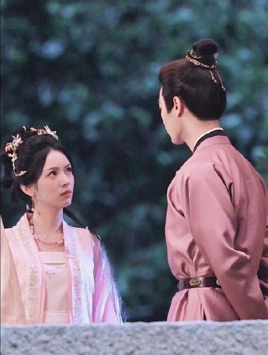 《一甌春》 劇情講述少年時，謝清圓喪母、沈潤家變，二人相互扶持、約定活下去。成年後，清圓欲為母報仇，成為朝廷重臣的沈潤調查錢塘貪腐案，二人重逢再續前緣。清圓在沈潤的幫助下，查明了母親含冤而死的真相。而沈潤也在清圓的幫助下粉碎了奸佞的陰謀，兩人度過重重難關，最終相守一生的故事。