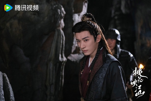 《桃花映江山》對打《書卷一夢》，熱度意外爆冷。《桃花映江山》是權傾朝野的宰相vs.和親公主先婚後愛的故事，講述祁國左相沈在野因一次政敵處心積慮的陷害，不得不迎娶北苑國和親公主姜桃花。一個腹黑狠辣，一個狡猾伶俐，二人互相算計，在被迫合作中又暗生情愫。