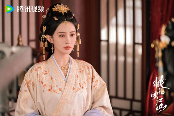 《桃花映江山》對打《書卷一夢》，熱度意外爆冷。《桃花映江山》是權傾朝野的宰相vs.和親公主先婚後愛的故事，講述祁國左相沈在野因一次政敵處心積慮的陷害，不得不迎娶北苑國和親公主姜桃花。一個腹黑狠辣，一個狡猾伶俐，二人互相算計，在被迫合作中又暗生情愫。