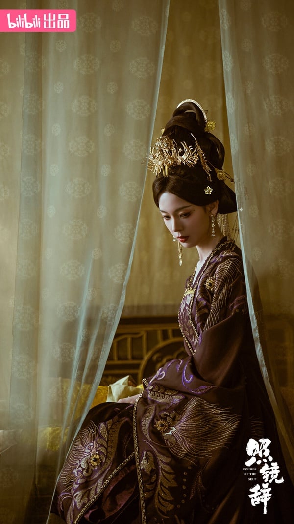 陳瑤在短劇《照鏡辭》中飾演野心勃勃的妖后周若兮，重生後試圖修正錯誤