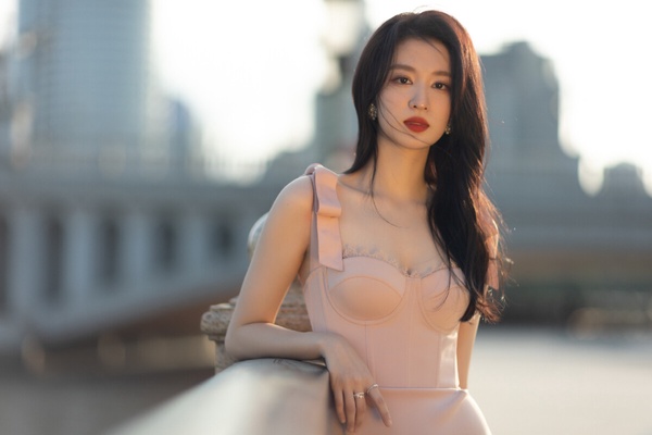 95後潛力小花王楚然的時尚個人照，展現其優雅氣質