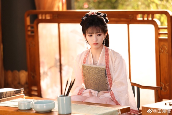 高人氣95花田曦薇的甜美生活照，展現其元氣少女感
