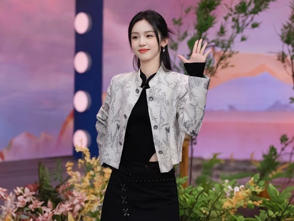 憑藉《山河令》走紅的人氣小花周也，其時裝造型展現清冷氣質