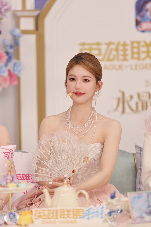 人氣女星趙露思的個人生活照，近期因合約爭議引發網友兩極觀感