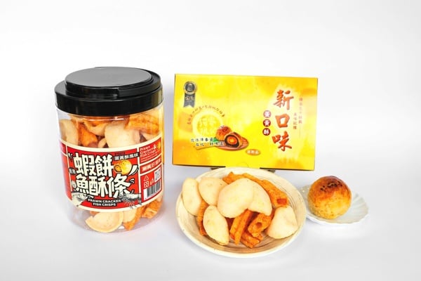 鹿港新口味推出的創意零食，將經典蛋黃酥風味結合台南安平蝦餅和魚酥條
