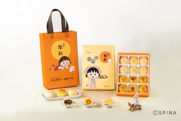 台北犁記櫻桃小丸子聯名禮盒的內容物，包含招牌的綠豆小月餅與酥皮紅豆蛋黃酥