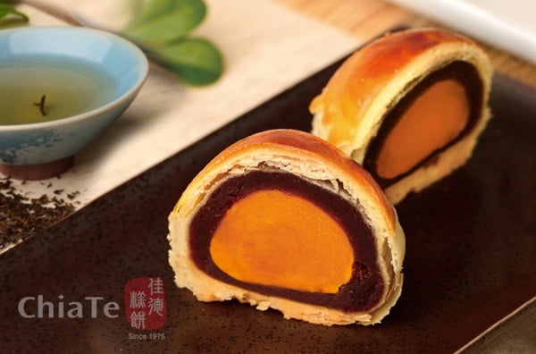 台北伴手禮名店佳德糕餅的蛋黃酥，以其多種口味（如芋頭、棗泥）而聞名