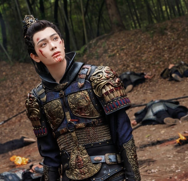 演員丁禹兮在《七時吉祥》中的將軍扮相，預告了他在《山河枕》中美強慘的少年將軍形象