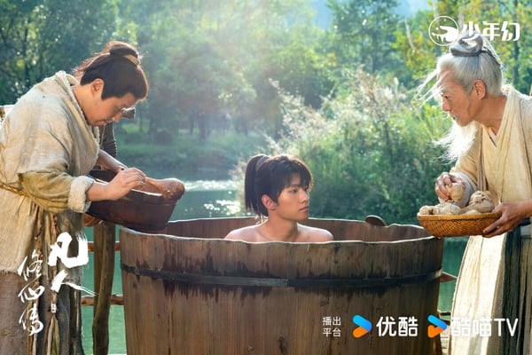 楊洋《凡人修仙傳》改編自同名的男蘋小說大IP，劇版是S+大製作，又找來楊洋主演，一直萬眾矚目。《凡人修仙傳》因著楊洋，因此還是有收視基本盤，不過目前《凡人修仙傳》沒有達到往年楊洋《你是我的榮耀》、《全職高手》那麼火爆的地步。