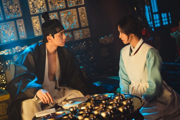 8部「一面倒好評」穿越韓劇！《暴君的廚師》好評不輸《哲仁王后》,最後一部是永遠的神