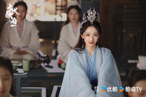 改編自小說的陸劇《獻魚》劇照，陳飛宇與王影璐飾演的鹹魚少女廖停雁近距離對視，呈現兩人之間有趣的互動關係。