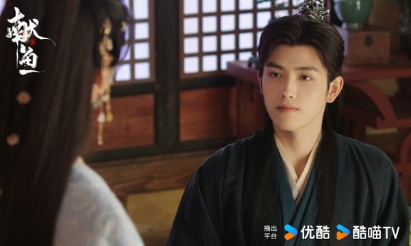 陸劇《獻魚》男主角陳飛宇飾演的病嬌大魔王司馬焦，劇照中他眼神銳利，展現了角色的強大氣場。