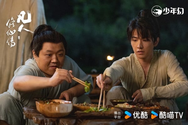 陸劇《凡人修仙傳》中，楊洋飾演的窮小子韓立正在修煉，演繹了資質平庸但依靠自身努力最終成仙的逆襲故事。