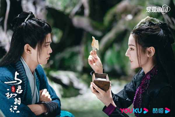 《馭鮫記》系列中，迪麗熱巴飾演的女主角紀雲禾，其A爆的女強人設與任嘉倫形成的反差讓故事更有亮點。