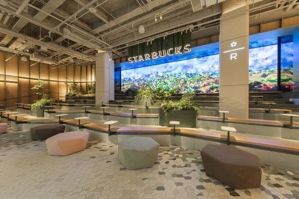 Dream Plaza 六樓全台最大星巴克的「山形客席區」，顧客在階梯式座位上享受咖啡。