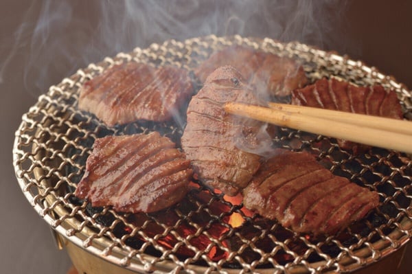 Dream Plaza 全台首店「東山炭燒牛舌」的招牌厚切牛舌定食，包含烤牛舌、白飯與配菜。