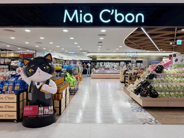 Dream Plaza B1 的 Mia C'bon 超市內部，展示販售新鮮水果與現打果昔的吧台