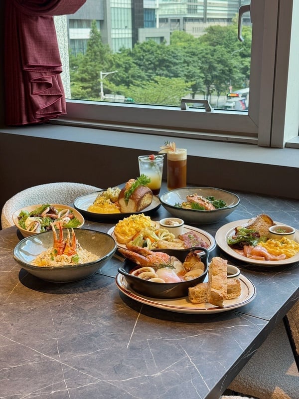 「TRANSIT 瑪黑餐酒」的招牌菜波士頓龍蝦細扁麵，整隻龍蝦擺放在義大利麵上。