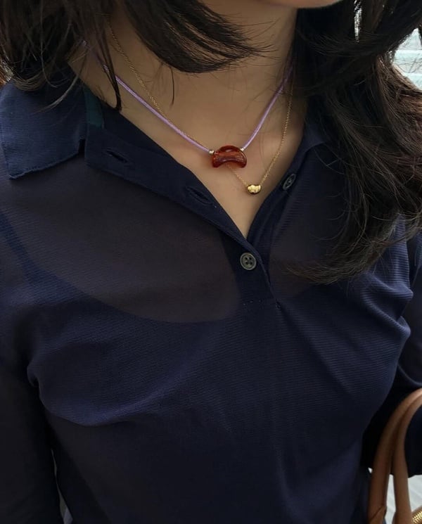 日本服飾品牌 JOURNAL STANDARD relume 的店內陳設，掛著多款男女風格服飾。
