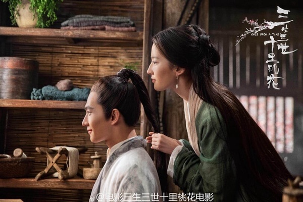 《三生三世十里桃花》翻拍成電影版，雖然找來了楊洋、劉亦菲組成高顏值仙俠CP，但拍攝質感實在太爛了，不只劇本沒新意，妝造服化也很慘，甚至來拉垮了兩人的顏值，在豆瓣的評分只有4.0，網上罵聲不斷，真的很可惜！
