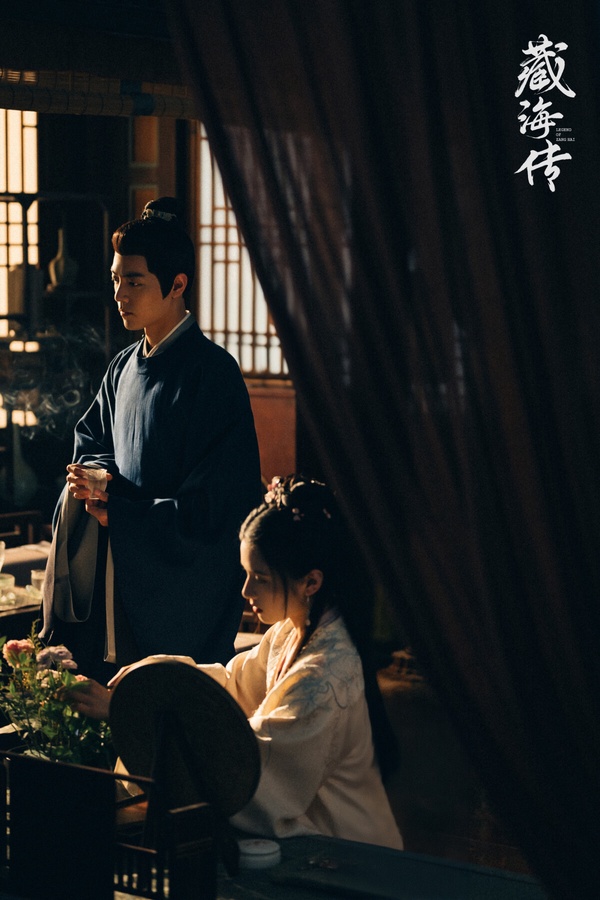 肖戰主演的《藏海傳》被認定為今年的爆劇，網播量已經突破20億大關。《藏海傳》是大男主權謀劇，找來《甄嬛傳》鄭曉龍導演指導，鄭導是品質保證啊～《藏海傳》的劇本、演員、製作都是最高規格打造，導演運鏡很大器，演員也無一拉垮，劇情環環相扣，角色之間權謀制衡，發展讓人猜不到。