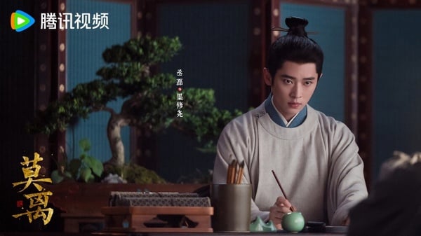 而《莫離》搭檔的則是古裝女神白鹿，劇情講述葉家長女葉璃憑借一紙婚書，步步為營，為驪山復仇，在此過程中她遭到了同為復仇的新婚丈夫定王墨修堯的懷疑，最終，二人聯手粉碎了謀逆者的接連陰謀，還天下一片海晏河清的故事。