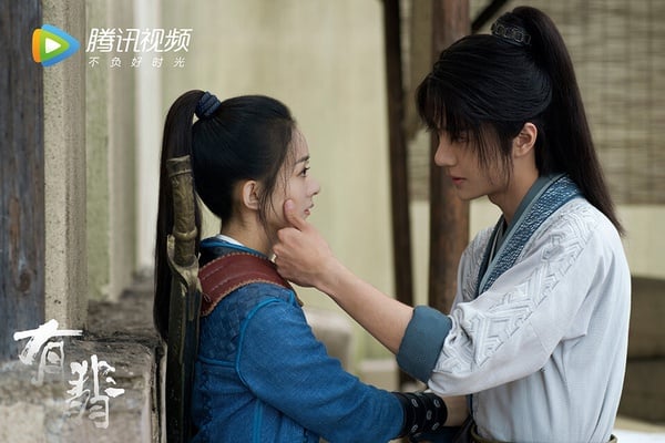 趙麗穎和王一博主演的《有翡》改編自Priest小說《有匪》，原著是個大IP，而《有翡》上檔初期還被吹捧是「小說神還原」，但似乎只有兩位主角勉強還原，其他故事情節被改得面目全非，趙麗穎、王一博CP火花也不強，不少觀眾到最後都棄劇。