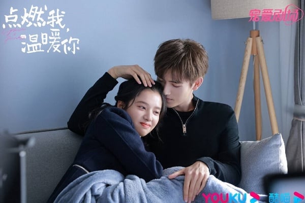 《點燃我，溫暖你》是2022年衝出高熱度的現偶劇，它改編自Twentine的小說《打火機與公主裙》，原著相當熱門，劇版選角很受好評！這是酷跩校霸vs.天才乖乖女的設定，陳飛宇一頭金髮，還原了小說中的「李峋」，真正從小說走出來！而張婧儀自帶文藝乖乖女的氣質，同樣適合角色。