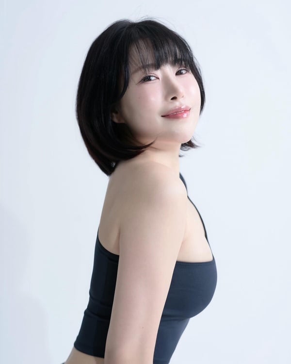 李世英整形後拍攝的形象照，展現從搞笑諧星蛻變為性感女神的自信風采