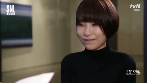 演員李世英在《SNL》中的演出畫面，因外貌長期遭受網路霸凌與惡評攻擊