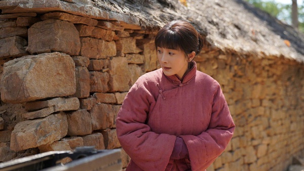 楊冪近年積極轉型，去年楊冪推出的古偶劇《狐妖小紅娘》、正劇《哈爾濱一九四四》口碑都崩盤，因此最初網友是不看好《生萬物》的，沒想到楊冪在劇中表現很讓人驚喜！之前楊冪演正劇，都會給人一種格格不入的感覺，但在《生萬物》楊冪演出了農村女子寧繡繡的堅忍不拔，很受好評呢！