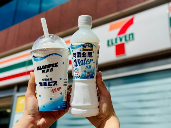 買一送一！7-11「可爾必思水蜜桃霜淇淋」登場，加入拉拉山蜜桃汁，再推可爾必思思樂冰