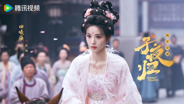 許凱、田曦薇主演的《子夜歸》原本是2025暑期檔最受期待的古裝劇，大製作+雙流量主演，然而《子夜歸》開播後熱度卻很低迷，八月累積網播量僅3.8億。《子夜歸》質感其實不差，唐風的古裝造型讓人眼睛一亮，特效也到位，只是不少觀眾都吐槽《子夜歸》劇情很平淡，沒有太多高能反轉的劇情吸引觀眾。