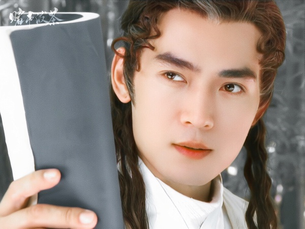 焦恩俊早年是公認的古裝美男，連很難駕馭的捲髮古裝，在他身上都還是很好看。但焦恩俊早年在古裝劇裡也有一段離譜的台詞（焦恩俊：「看著我。看著我這個年華已經漸漸逝去的中年人。」、「我不怎麼起眼」。網友都笑說到底哪裡年華逝去了？？哪裡不起眼了？