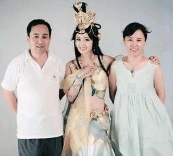 童星出身的楊冪，與其他女星不同，大部分都是像媽媽，楊冪反而是像爸爸，楊冪的爸爸五官深邃，長得很像混血兒，顏值非常高，讓人一看就知道是親生的！不過楊冪雖然像爸爸，但散發出的溫柔氣質則是遺傳了媽媽，兩人同框時的氛圍如出一轍！