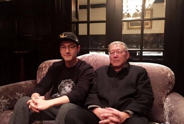 胡歌帥氣的外貌遺傳了爸爸，胡歌先前在爸爸生日時曾PO出爸爸年輕時的照片，爸爸的長相也在網上掀起熱議，與胡歌長得真的超級像，胡歌更是完美繼承了爸爸的高顏值！之後胡歌又貼了與爸爸的合照，兩人一同坐在沙發上，看起來就像同一個模子刻出來的，因此有不少網友表示，胡歌媽媽真的是最幸福的女人，丈夫與兒子都那麼帥氣！