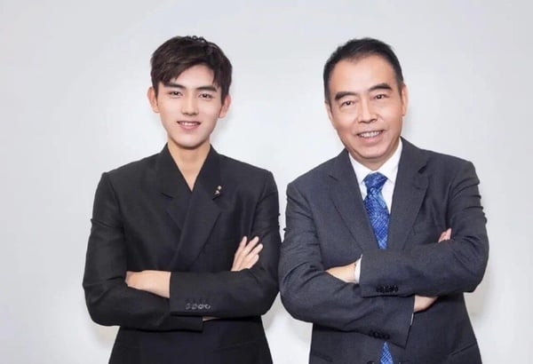 憑《點燃我，溫暖你》爆紅的陳飛宇，主演的古裝劇《獻魚》熱播中，他是娛樂圈內知名的星二代，爸爸是大導演陳凱歌，執導過《霸王別姬》、《趙氏孤兒》，媽媽則是中國知名女演員陳紅，演過《三國演義》、《紅樓夢》及《神鵰俠侶》，而陳飛宇除了遺傳媽媽的美貌外，不少網友也發現，陳飛宇長得越來越像爸爸了，五官幾乎是複製貼上的程度！
