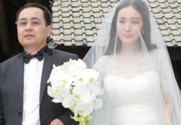 童星出身的楊冪，與其他女星不同，大部分都是像媽媽，楊冪反而是像爸爸，楊冪的爸爸五官深邃，長得很像混血兒，顏值非常高，讓人一看就知道是親生的！不過楊冪雖然像爸爸，但散發出的溫柔氣質則是遺傳了媽媽，兩人同框時的氛圍如出一轍！