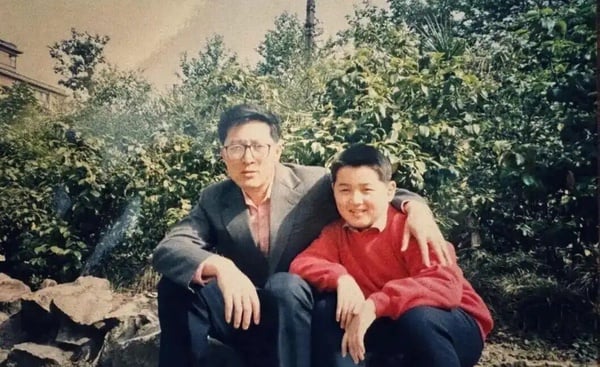 胡歌帥氣的外貌遺傳了爸爸，胡歌先前在爸爸生日時曾PO出爸爸年輕時的照片，爸爸的長相也在網上掀起熱議，與胡歌長得真的超級像，胡歌更是完美繼承了爸爸的高顏值！之後胡歌又貼了與爸爸的合照，兩人一同坐在沙發上，看起來就像同一個模子刻出來的，因此有不少網友表示，胡歌媽媽真的是最幸福的女人，丈夫與兒子都那麼帥氣！