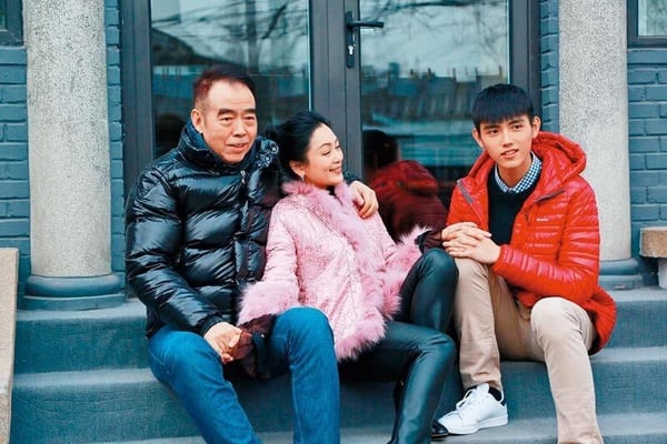 憑《點燃我，溫暖你》爆紅的陳飛宇，主演的古裝劇《獻魚》熱播中，他是娛樂圈內知名的星二代，爸爸是大導演陳凱歌，執導過《霸王別姬》、《趙氏孤兒》，媽媽則是中國知名女演員陳紅，演過《三國演義》、《紅樓夢》及《神鵰俠侶》，而陳飛宇除了遺傳媽媽的美貌外，不少網友也發現，陳飛宇長得越來越像爸爸了，五官幾乎是複製貼上的程度！